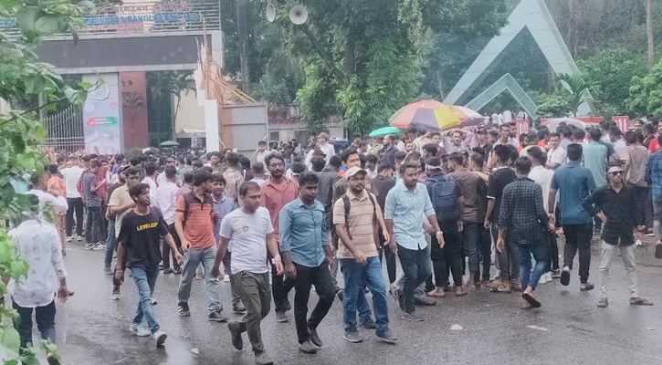 বৃষ্টি উপেক্ষা করে শাহবাগে ছাত্রদলের নেতাকর্মীদের ঢল